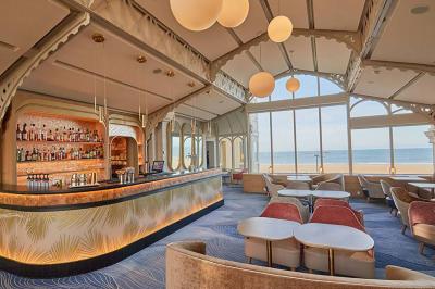 Vue aérienne de Saint-Malo, montrant les remparts, la plage, le port et les environs côtiers sous un ciel dégagé.