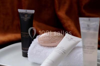 Un homme court sur un tapis de course dans un spa, une femme en peignoir est assise en arrière-plan.