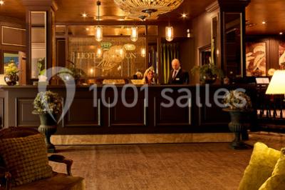 Un homme court sur un tapis de course dans un spa, une femme en peignoir est assise en arrière-plan.