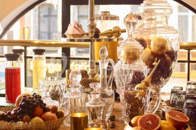 Un homme court sur un tapis de course dans un spa, une femme en peignoir est assise en arrière-plan.