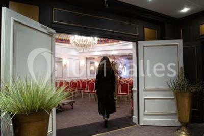 Un homme court sur un tapis de course dans un spa, une femme en peignoir est assise en arrière-plan.