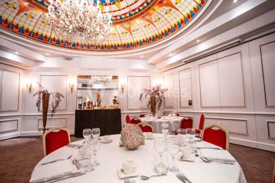 Un homme court sur un tapis de course dans un spa, une femme en peignoir est assise en arrière-plan.