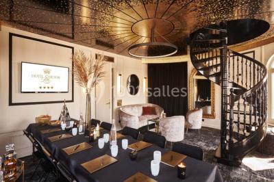 Un homme court sur un tapis de course dans un spa, une femme en peignoir est assise en arrière-plan.