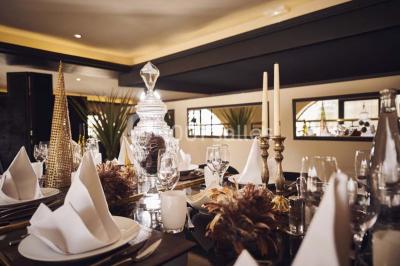 Un homme court sur un tapis de course dans un spa, une femme en peignoir est assise en arrière-plan.