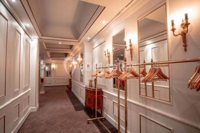 Un homme court sur un tapis de course dans un spa, une femme en peignoir est assise en arrière-plan.