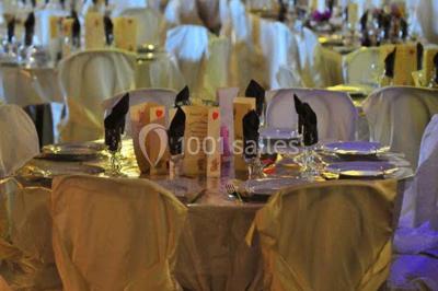 Paysage de coucher de soleil avec des arbres en silhouette, surmonté d'un logo d'équitation et d'informations de contact.