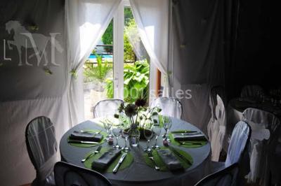 Paysage de coucher de soleil avec des arbres en silhouette, surmonté d'un logo d'équitation et d'informations de contact.