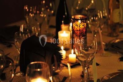 Paysage de coucher de soleil avec des arbres en silhouette, surmonté d'un logo d'équitation et d'informations de contact.