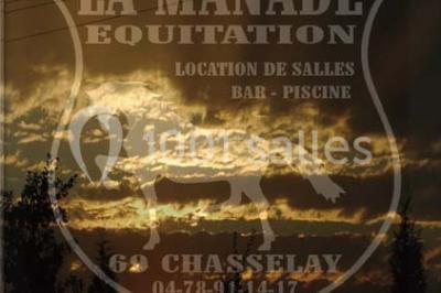 Paysage de coucher de soleil avec des arbres en silhouette, surmonté d'un logo d'équitation et d'informations de contact.