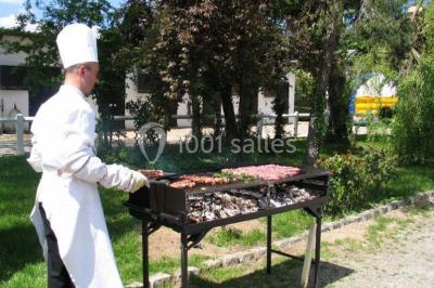 Paysage de coucher de soleil avec des arbres en silhouette, surmonté d'un logo d'équitation et d'informations de contact.