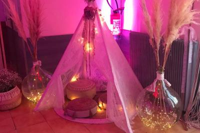 Paysage de coucher de soleil avec des arbres en silhouette, surmonté d'un logo d'équitation et d'informations de contact.