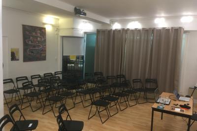 Un groupe de personnes assiste à une présentation sur le thème de la vérité dans une salle de réunion.