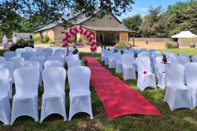 Une mariée danse au centre d'une salle décorée de guirlandes lumineuses, entourée d'invités.