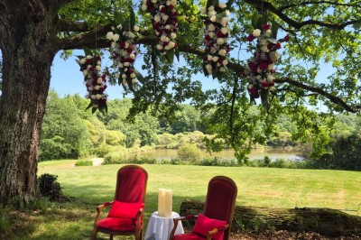 Une mariée danse au centre d'une salle décorée de guirlandes lumineuses, entourée d'invités.
