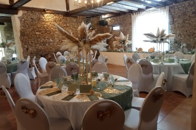 Une mariée danse au centre d'une salle décorée de guirlandes lumineuses, entourée d'invités.