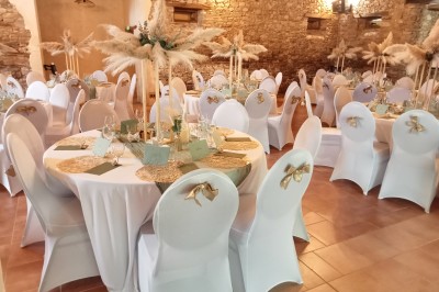 Une mariée danse au centre d'une salle décorée de guirlandes lumineuses, entourée d'invités.
