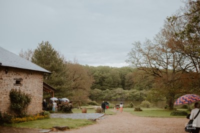Une mariée danse au centre d'une salle décorée de guirlandes lumineuses, entourée d'invités.