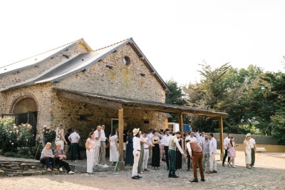 Miniature Location salle Vallons-de-l'Erdre (Loire-Atlantique) - Domaine du Bois d'Andigné #11 Une mariée danse au centre d'une salle décorée de guirlandes lumineuses, entourée d'invités.