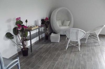 Miniature 1 : Chambre nuptiale Chambre moderne avec lit double, mur violet, grande fenêtre donnant sur un jardin et sol en carrelage gris.