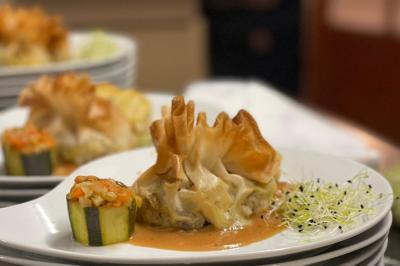 Miniature 1 : Croustillant de volaille aux cèpes Chambre moderne avec lit double, mur violet, grande fenêtre donnant sur un jardin et sol en carrelage gris.