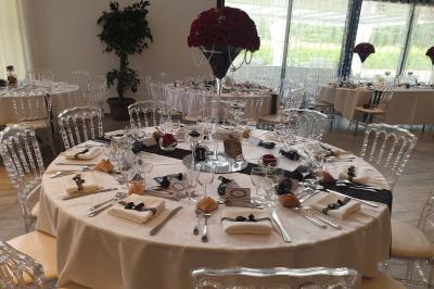 Miniature Location salle Brie-Comte-Robert (Seine-et-Marne) - Domaine de la Gillardière #10 Chambre moderne avec lit double, mur violet, grande fenêtre donnant sur un jardin et sol en carrelage gris.