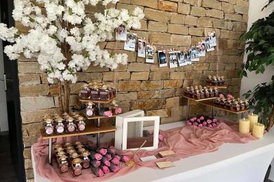 Miniature Location salle Brie-Comte-Robert (Seine-et-Marne) - Domaine de la Gillardière #18 Chambre moderne avec lit double, mur violet, grande fenêtre donnant sur un jardin et sol en carrelage gris.