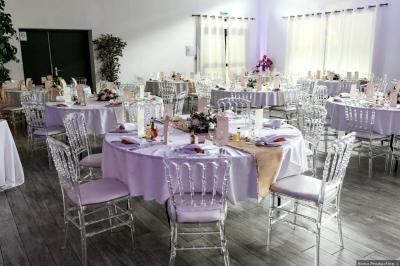 Miniature Location salle Brie-Comte-Robert (Seine-et-Marne) - Domaine de la Gillardière #4 Chambre moderne avec lit double, mur violet, grande fenêtre donnant sur un jardin et sol en carrelage gris.