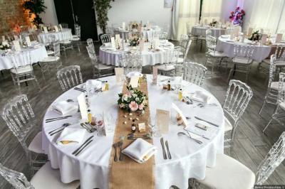 Miniature Location salle Brie-Comte-Robert (Seine-et-Marne) - Domaine de la Gillardière #6 Chambre moderne avec lit double, mur violet, grande fenêtre donnant sur un jardin et sol en carrelage gris.