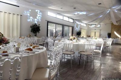 Miniature Location salle Brie-Comte-Robert (Seine-et-Marne) - Domaine de la Gillardière #3 Chambre moderne avec lit double, mur violet, grande fenêtre donnant sur un jardin et sol en carrelage gris.