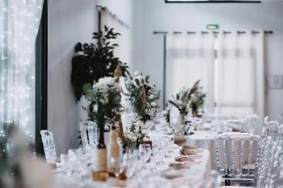 Miniature Location salle Brie-Comte-Robert (Seine-et-Marne) - Domaine de la Gillardière #5 Chambre moderne avec lit double, mur violet, grande fenêtre donnant sur un jardin et sol en carrelage gris.