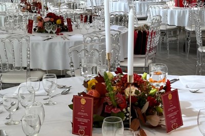 Miniature Location salle Brie-Comte-Robert (Seine-et-Marne) - Domaine de la Gillardière #11 Chambre moderne avec lit double, mur violet, grande fenêtre donnant sur un jardin et sol en carrelage gris.