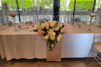 Miniature Location salle Brie-Comte-Robert (Seine-et-Marne) - Domaine de la Gillardière #9 Chambre moderne avec lit double, mur violet, grande fenêtre donnant sur un jardin et sol en carrelage gris.