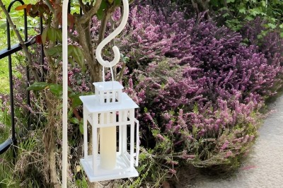 Miniature Location salle Brie-Comte-Robert (Seine-et-Marne) - Domaine de la Gillardière #19 Chambre moderne avec lit double, mur violet, grande fenêtre donnant sur un jardin et sol en carrelage gris.