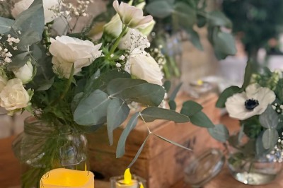 Miniature Location salle Brie-Comte-Robert (Seine-et-Marne) - Domaine de la Gillardière #16 Chambre moderne avec lit double, mur violet, grande fenêtre donnant sur un jardin et sol en carrelage gris.