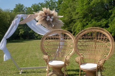 Miniature Location salle Brie-Comte-Robert (Seine-et-Marne) - Domaine de la Gillardière #20 Chambre moderne avec lit double, mur violet, grande fenêtre donnant sur un jardin et sol en carrelage gris.