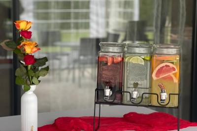 Miniature Location salle Brie-Comte-Robert (Seine-et-Marne) - Domaine de la Gillardière #28 Chambre moderne avec lit double, mur violet, grande fenêtre donnant sur un jardin et sol en carrelage gris.