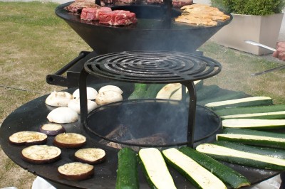 Miniature Location salle Brie-Comte-Robert (Seine-et-Marne) - Domaine de la Gillardière #30 Chambre moderne avec lit double, mur violet, grande fenêtre donnant sur un jardin et sol en carrelage gris.