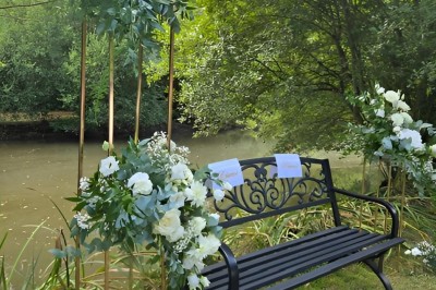 Miniature Location salle Brie-Comte-Robert (Seine-et-Marne) - Domaine de la Gillardière #21 Chambre moderne avec lit double, mur violet, grande fenêtre donnant sur un jardin et sol en carrelage gris.