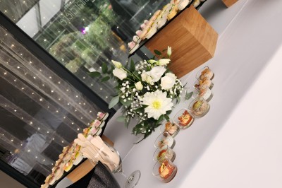 Miniature Location salle Brie-Comte-Robert (Seine-et-Marne) - Domaine de la Gillardière #25 Chambre moderne avec lit double, mur violet, grande fenêtre donnant sur un jardin et sol en carrelage gris.