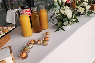 Miniature Location salle Brie-Comte-Robert (Seine-et-Marne) - Domaine de la Gillardière #27 Chambre moderne avec lit double, mur violet, grande fenêtre donnant sur un jardin et sol en carrelage gris.