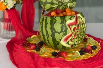 Miniature Location salle Brie-Comte-Robert (Seine-et-Marne) - Domaine de la Gillardière #29 Chambre moderne avec lit double, mur violet, grande fenêtre donnant sur un jardin et sol en carrelage gris.