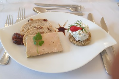 Miniature 2 - Duo d'entrée Chambre moderne avec lit double, mur violet, grande fenêtre donnant sur un jardin et sol en carrelage gris.