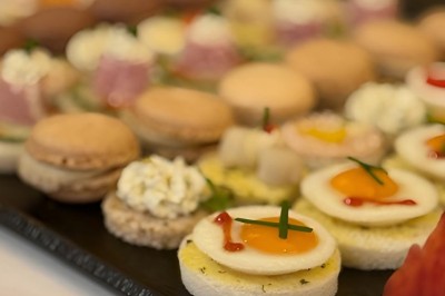 Miniature 3 : Nos Canapés Chambre moderne avec lit double, mur violet, grande fenêtre donnant sur un jardin et sol en carrelage gris.