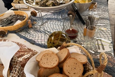 Miniature Animation culinaire bar à huitres Chambre moderne avec lit double, mur violet, grande fenêtre donnant sur un jardin et sol en carrelage gris.