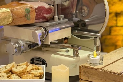 Miniature Animation culinaire découpe de Jambon Chambre moderne avec lit double, mur violet, grande fenêtre donnant sur un jardin et sol en carrelage gris.