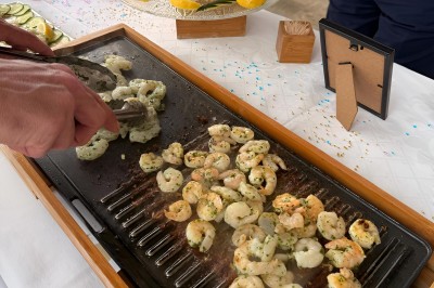 Miniature Animation culinaire Gambas Chambre moderne avec lit double, mur violet, grande fenêtre donnant sur un jardin et sol en carrelage gris.