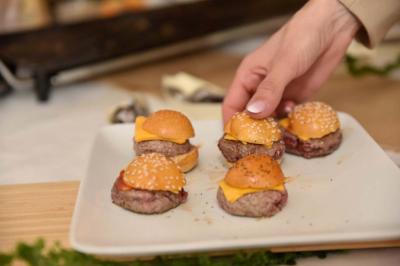Miniature Animation culinaire Mini burger Chambre moderne avec lit double, mur violet, grande fenêtre donnant sur un jardin et sol en carrelage gris.