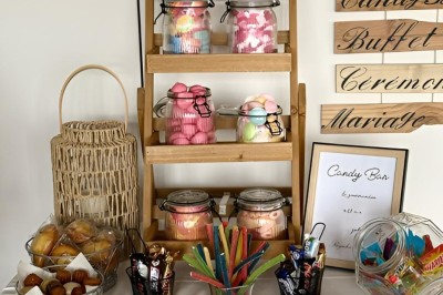 Miniature Candy bar 2 Chambre moderne avec lit double, mur violet, grande fenêtre donnant sur un jardin et sol en carrelage gris.