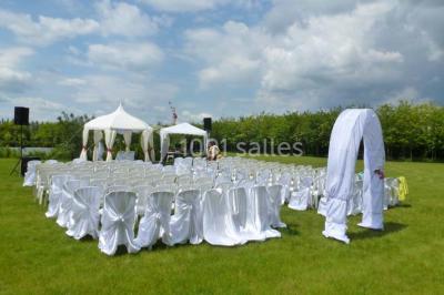 Miniature Cérémonie Laïque Chambre moderne avec lit double, mur violet, grande fenêtre donnant sur un jardin et sol en carrelage gris.