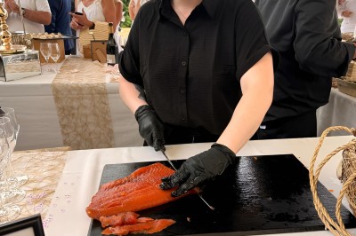 Miniature Découpe de saumon Chambre moderne avec lit double, mur violet, grande fenêtre donnant sur un jardin et sol en carrelage gris.